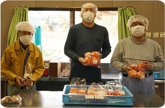 野菜の袋詰め作業（下請け事業）就労　太陽の家